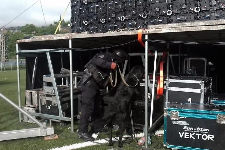 Previo al concierto, personal de la Unidad Canina de la SSP de Guerrero realizó barridos de seguridad en el interior y exterior del Polideportivo.