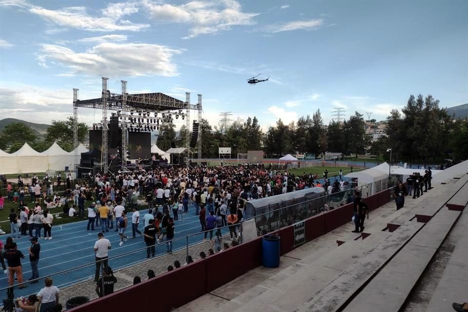 La cancha y las graderías de la Unidad Deportiva lucieron semivacías.