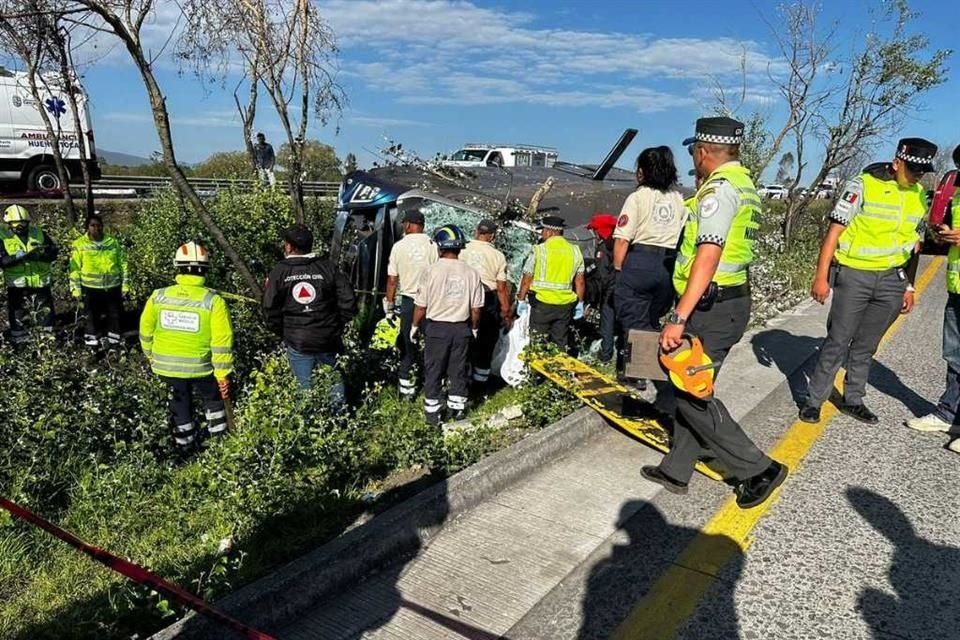 Un autobús de pasajeros volcó este domingo en la autopista México-Querétaro.