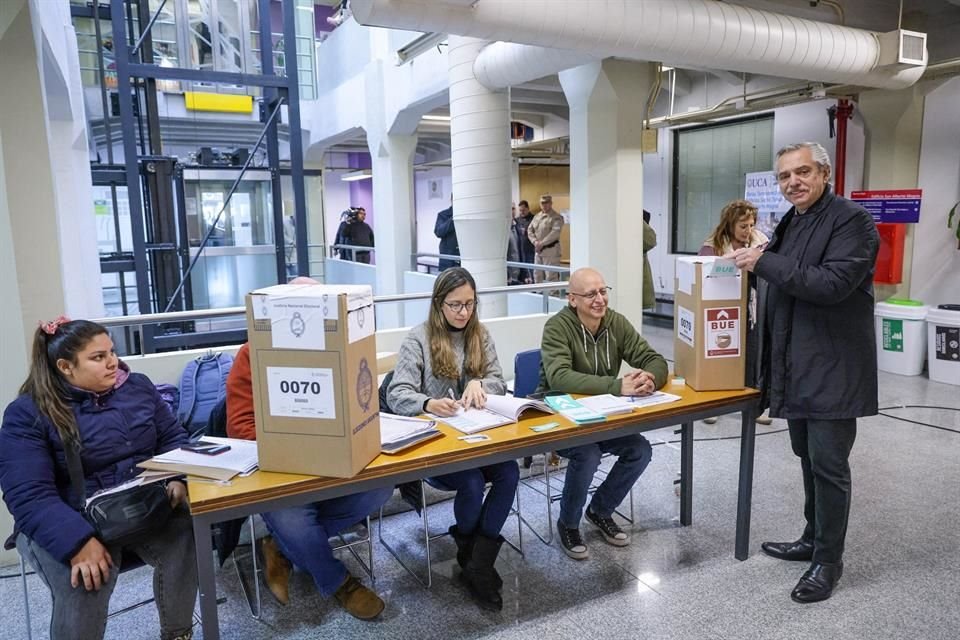 El Presidente ALberto Fernández votó durante las elecciones primarias en Buenos Aires, el 13 de agosto del 2023.