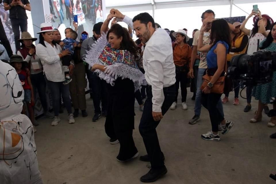 La última etapa del Parque Cuitláhuac, en Iztapalapa, fue inaugurada este domingo; Martí Batres salió a bailar con funcionarias.