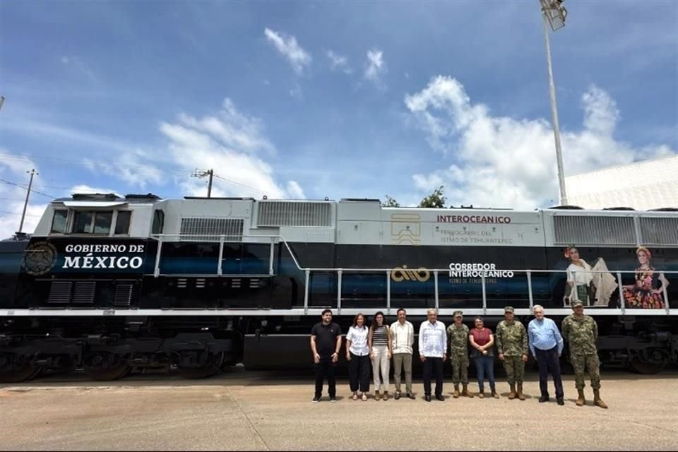 El presidente López Obrador difundió en sus redes sociales la primera locomotora del Tren Interoceánico.