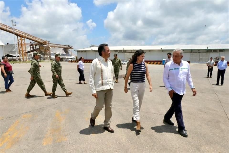 Acompañado por el Gobernador Cuitláhuac García y la Secretaria de Gobernación, Luisa María Alcalde, el presidente López Obrador encabezó una mesa de trabajo del Corredor Interoceánico.