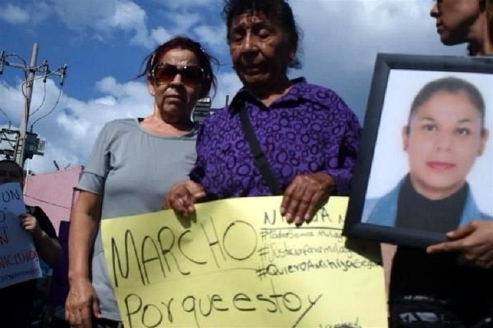 Ernestina Meza, madre de Milagros, encabezó la marcha para exigir justicia por el feminicidio de su hija en León, Guanajuato.