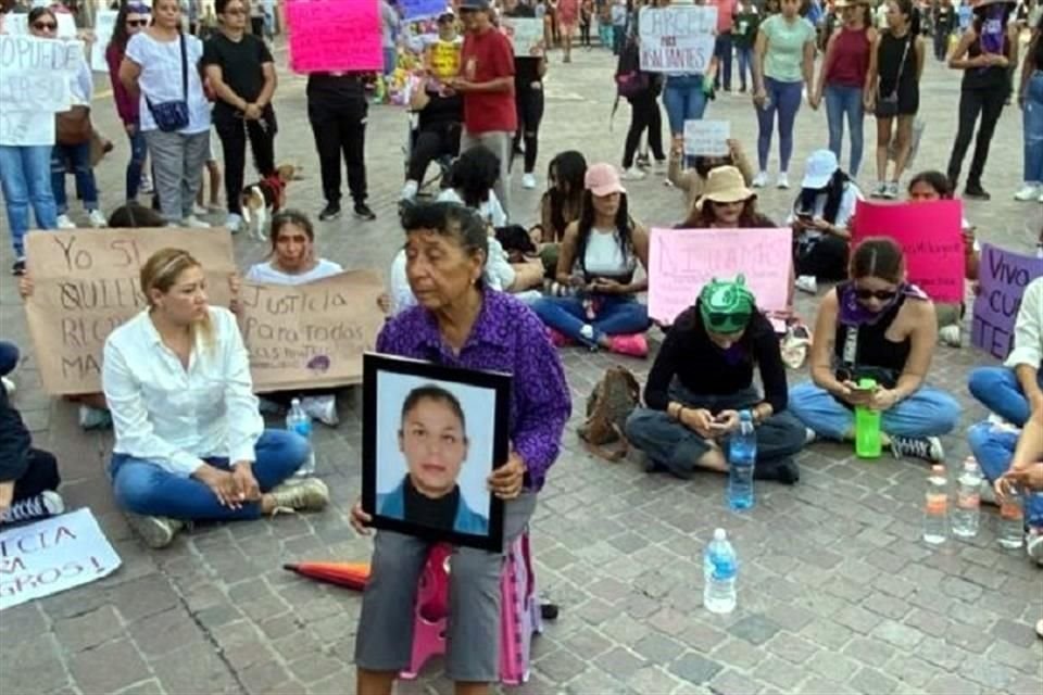 Ernestina Meza, rodeada de feministas, durante un minuto de silencio por el feminicidio de Milagros.