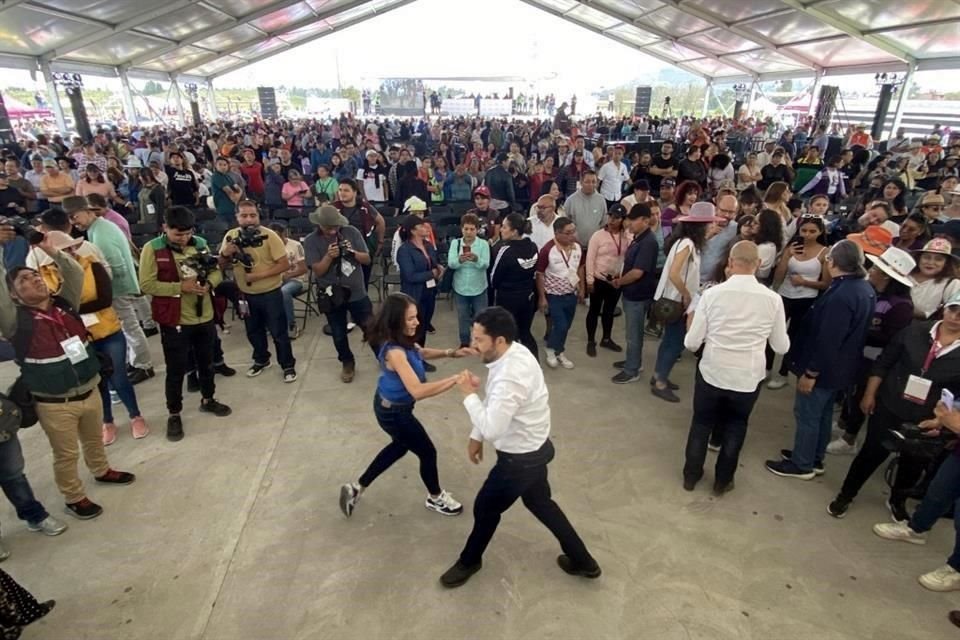 Por la inauguración de esta fase del Parque Cuitláhuac, se realizó un baile masivo con sonidos como 'La Changa'; Martí Batres bailó con la subsecretaria Dunia Ludlow.