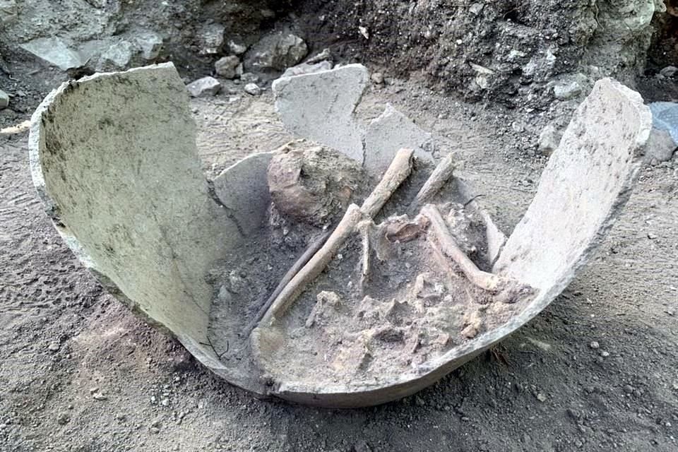 La osamenta formaba parte de una ofrenda funeraria, la cual estaba ubicada al interior de la plataforma 1E de la Estructura 1 de la Zona Arqueológica El Tigre.