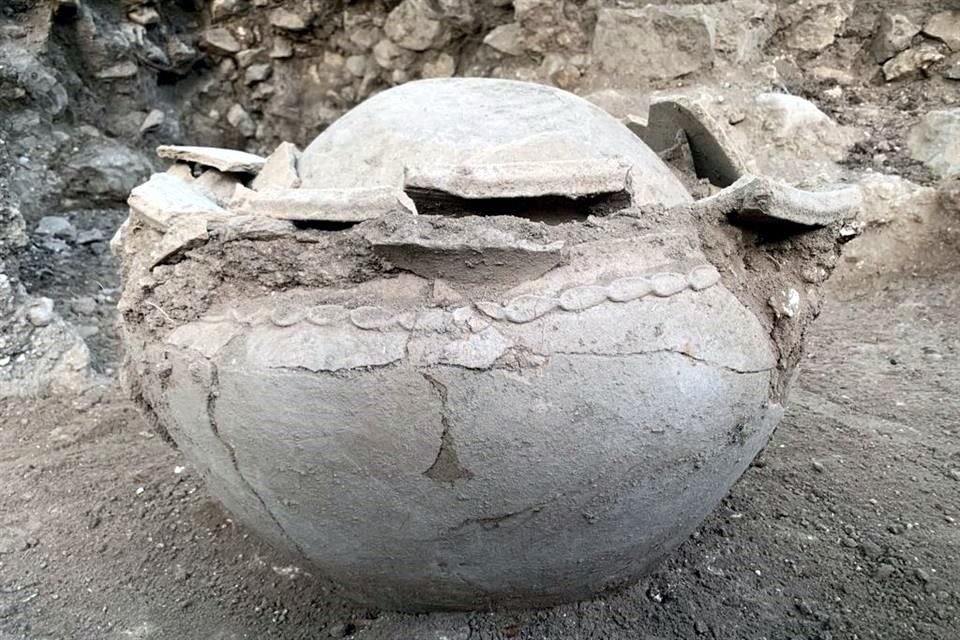 El depósito ritual ubicado en la zona arqueológica El Tigre, en Campeche, consistía en dos vasijas de gran formato cubiertas con cuencos de cerámica, a manera de tapas.