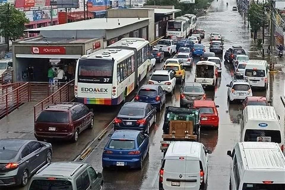 Las llamadas lluvias atípicas de este mes provocaron las típicas inundaciones sobre la López Portillo. El mexibús el principal afectado.