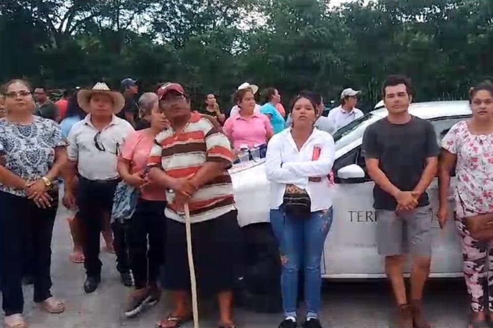 Pobladores de Villa El Triunfo, en Balancán, Tabasco, donde estará una estación del Tren Maya, mantienen cerrada la entrada desde ayer por falta de luz y obras mal hechas.