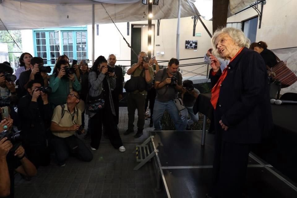 Elena Poniatowska posa ante los fotógrafos tras una conferencia de prensa que ofreció este martes con motivo del Premio Carlos Fuentes.
