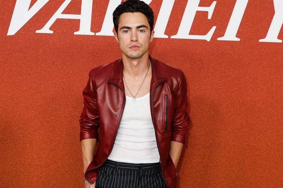 Celebridades vistieron atuendos de la firma de moda Dolce & Gabbana en el evento Power of Young Hollywood de la revista Variety. Darren Barnet