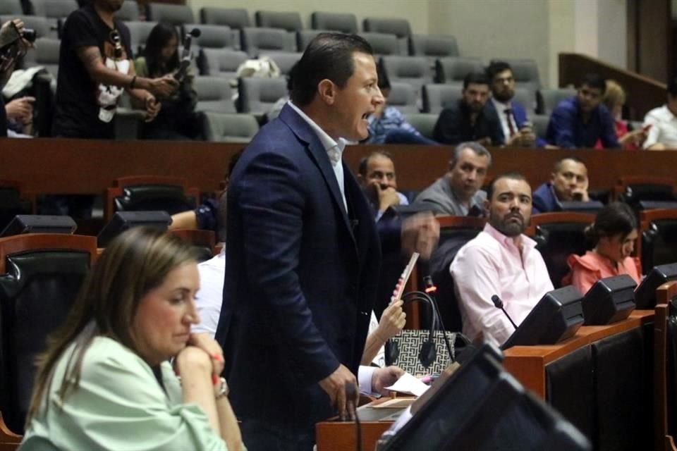 El panista Julio César Hurtado pidió al Pleno del Legislativo guardar un minuto de silencio por las personas desaparecidas en Jalisco.