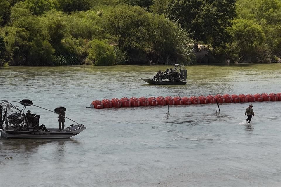 Foto de las boyas instaladas en el río Bravo cerca de Eagle Pass, Texas, el 11 de julio de 2023.