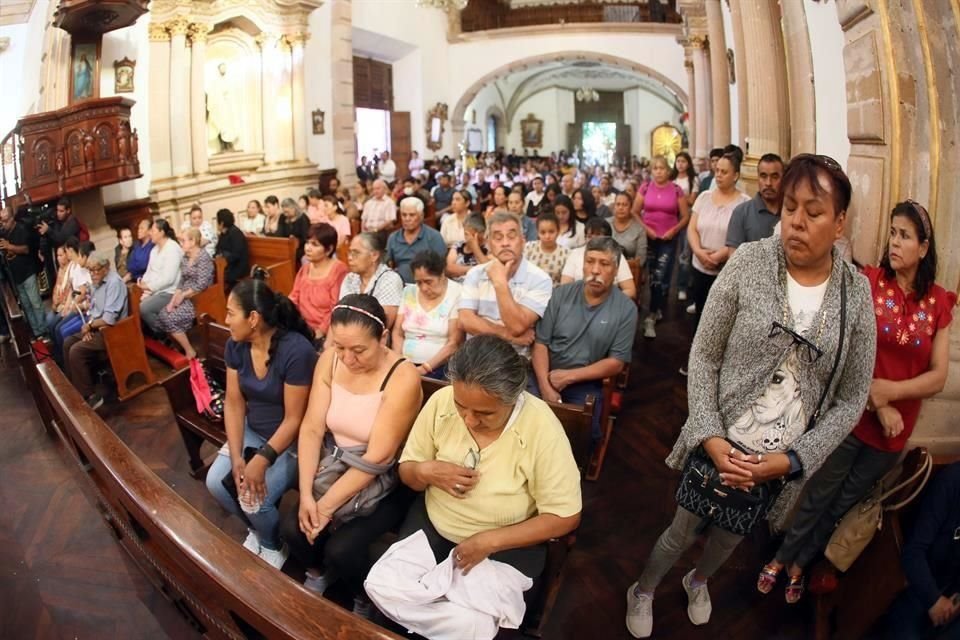 Familiares celebraron misa para pedir por los cinco jóvenes desaparecidos.