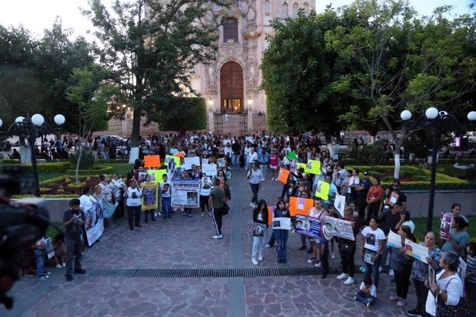 Familiares celebraron misa para pedir por los cinco jóvenes desaparecidos; después marcharon por el Centro del Municipio.