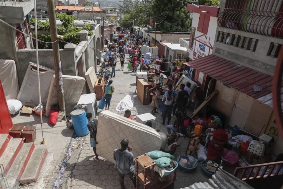 Al menos 3 mil 120 personas huyeron del distrito Carrefour-Feuilles en el sur de Puerto Príncipe.