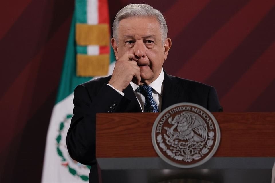 El Presidente en conferencia.