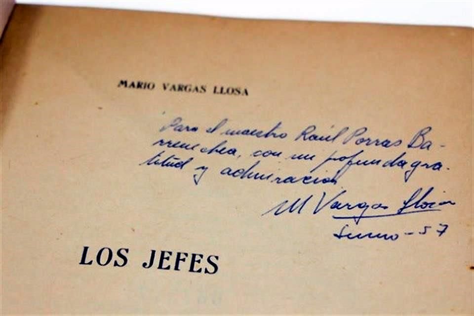 La edición de 'Los jefes' posee una dedicatoria autógrafa al historiador y diplomático Raúl Porras Barrenechea.