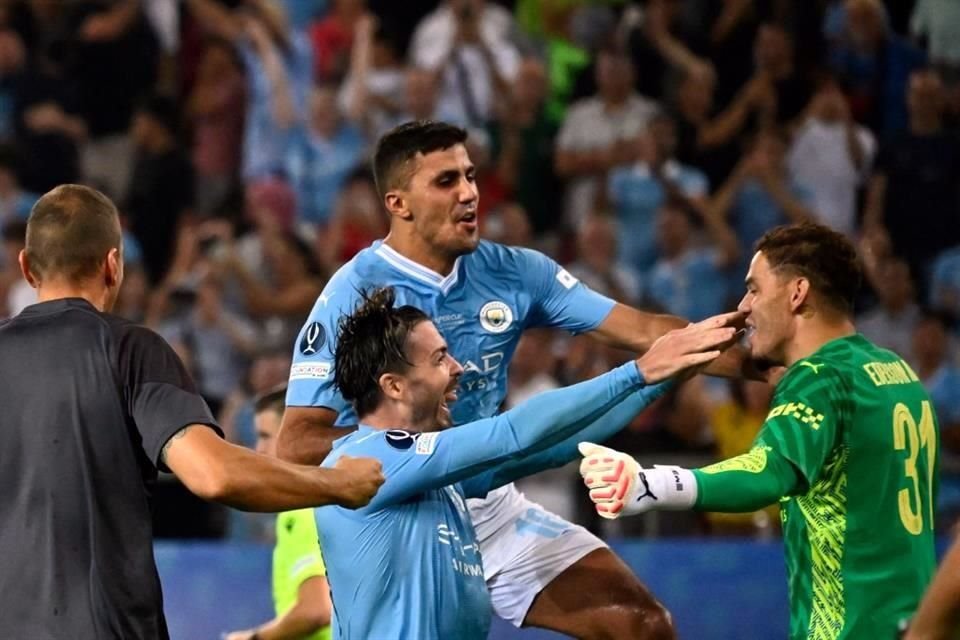 Jack Grealish y Rodrigo festejando con el arquero Ederson, tras la falla de Nemanja Gudelj.