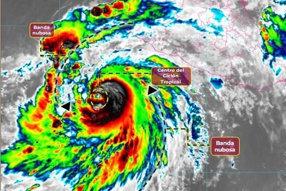 La tormenta tropical 'Hilary' evolucionó a huracán categoría 1 al sur-suroeste de Manzanillo, Colima.