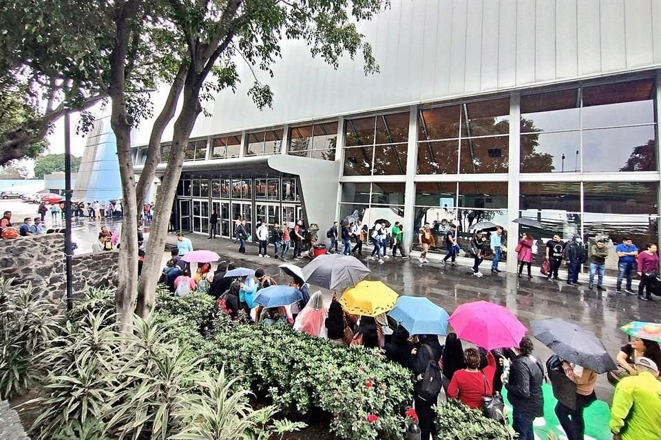 Personal médico que forma parte de la transición acusa que el proceso no es claro y tardan hasta 6 horas en la fila.