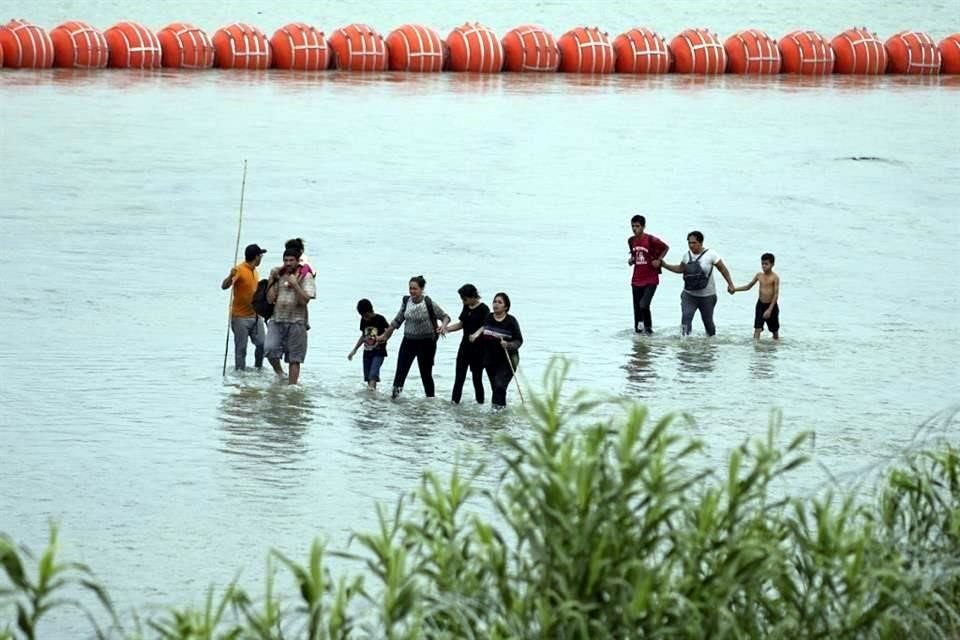 El muro está compuesto por 300 metros de boyas que se extienden sobre el Río Bravo para impedir el cruce de los migrantes.