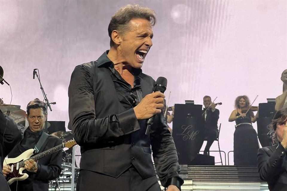 Luis Miguel concluyó su paso por Argentina tras dar 10 conciertos, para festejar convivió con sus fans un momento.  