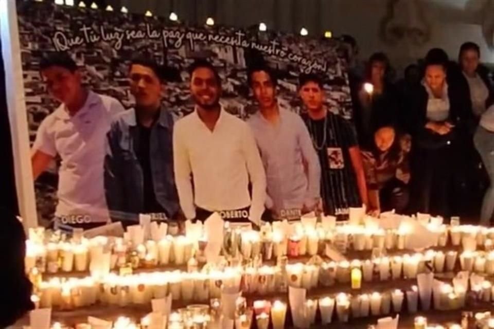 Familiares y allegados de los jóvenes desaparecidos en Lagos de Moreno se unieron y encendieron veladoras.