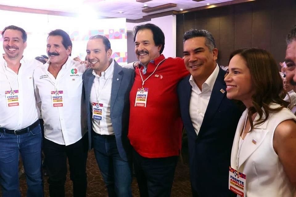 Priistas acudieron al foro, entre ellos, Alejandro Moreno, dirigente nacional, y Carlos Barona, Secretario General de la CNOP.