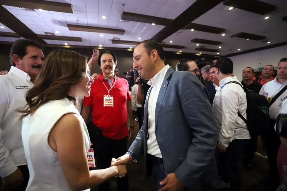 Ivonne Álvarez, Diputada local del PRI, saluda a Marko Cortés, dirigente nacional del PAN.