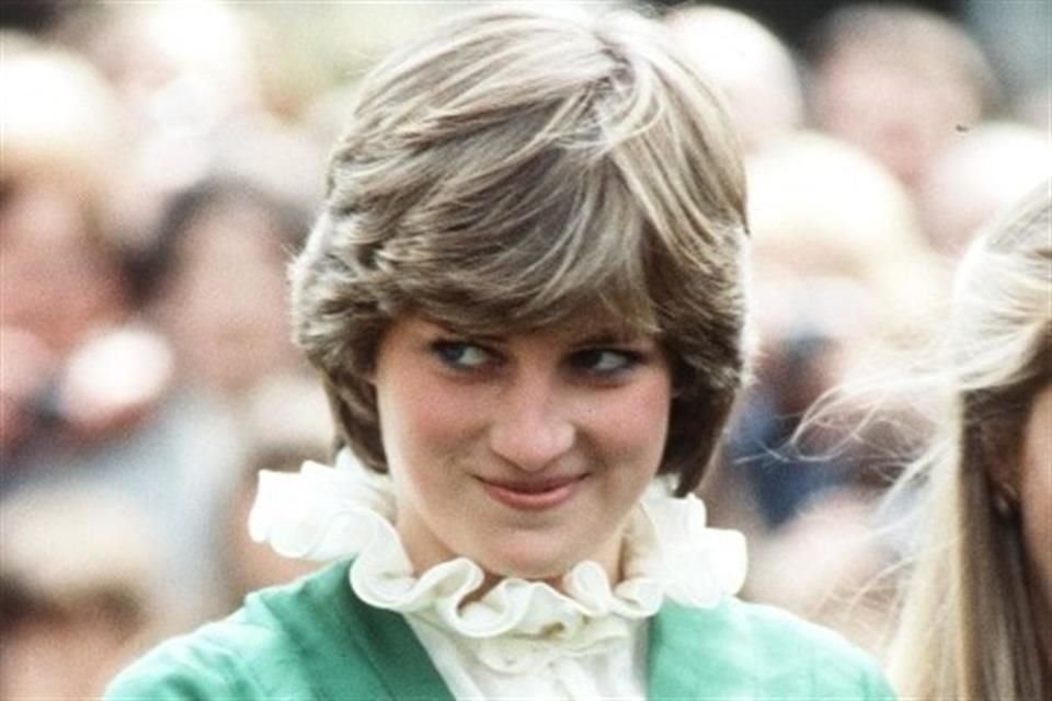 Sotheby's venderá emblemático jersey con ovejas de la Princesa Diana, con un precio estimado que va de los 23 a los 91 mil dólares.