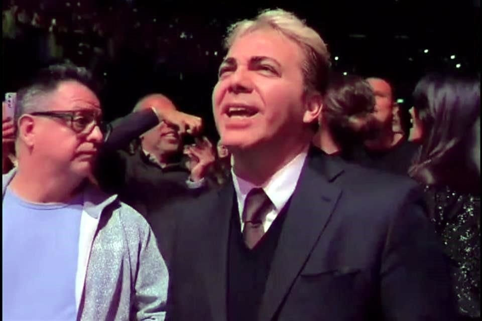 Cristian Castro fue captado en primera fila en un concierto que Luis Miguel dio en Argentina; incluso  cantando los temas de 'El Sol'.