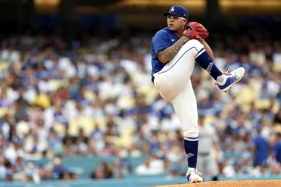 Julio Urías sumó triunfo en la temporada.