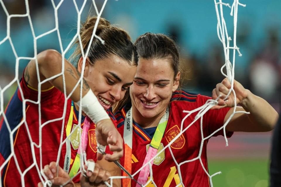 Laia Codina y María Rodríguez cortaron parte de la red para el recuerdo.