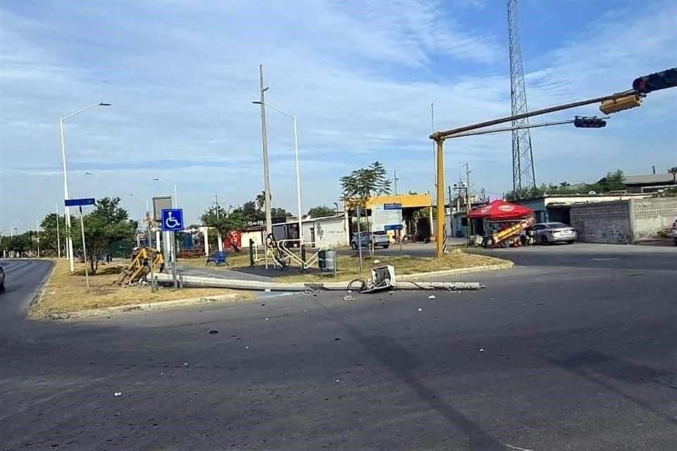 Dos postes fueron dañados en el Bulevar Álvaro Obregón.