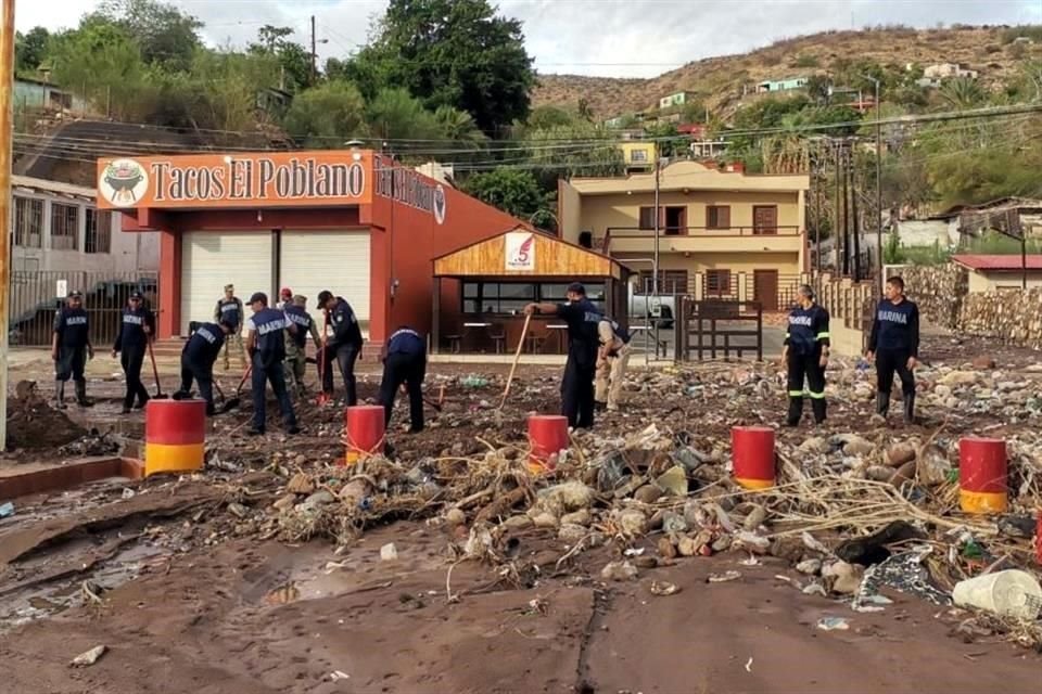 Elementos de la Semar realizan tareas de recuperación de vías en Mulegé, BCS, donde desde ayer pegaron las lluvias del ciclón 'Hilary'.