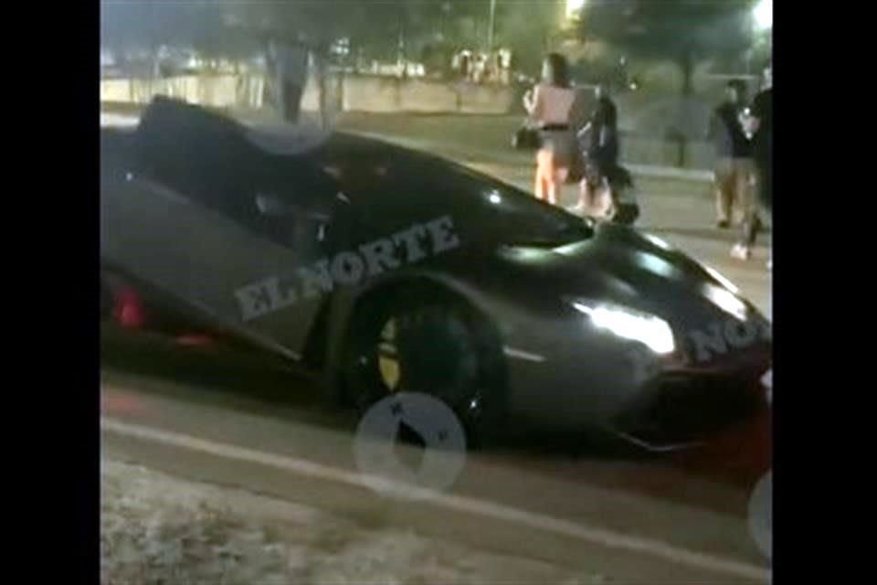 Natanael Cano anoche llegó manejando un automóvil de último modelo, un Lamborghini Aventador (con un valor estimado de 8.9 millones de pesos).