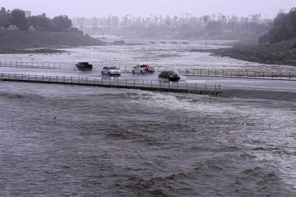 Vehículos cruzan una cuenta de control de inundaciones en Palm Desert, California.