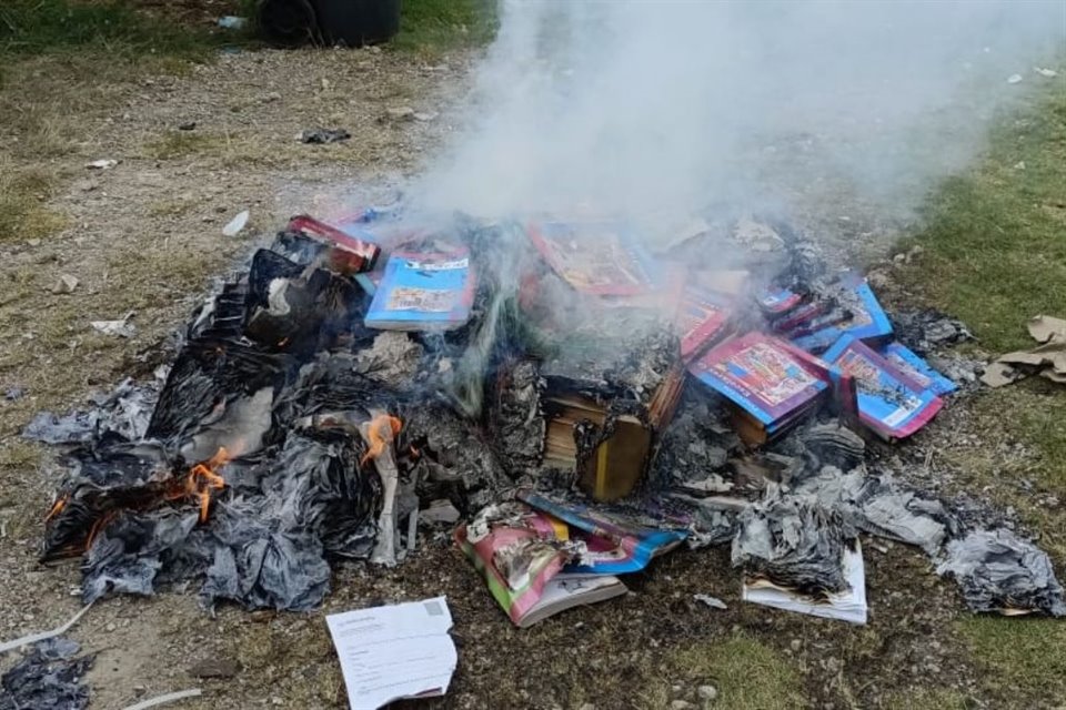 Indígenas tsotsiles de Chiapas quemaron nuevos libros de texto gratuitos porque en ellos se reconoce la diversidad sexual y 'el comunismo'; acordaron usar ediciones anteriores.