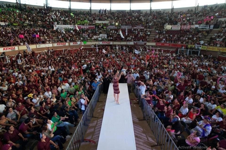 La aspirante presidencial de Morena se reunió con miles de simpatizantes en la Plaza de Toros de Cancún.