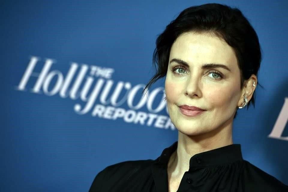 Charlize Theron recibe el paso del tiempo y el envejecimiento de forma positiva, y desmiente rumores de que se ha hecho cirugías.