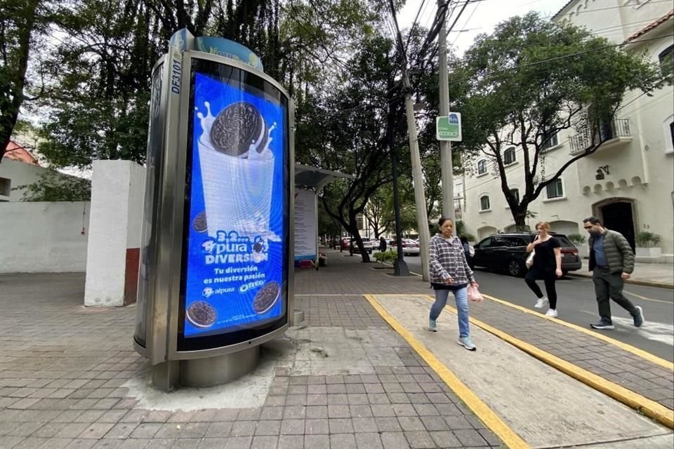 Las estructuras pretextan un servicio de  reciclaje, pero su función principal es la publicidad.