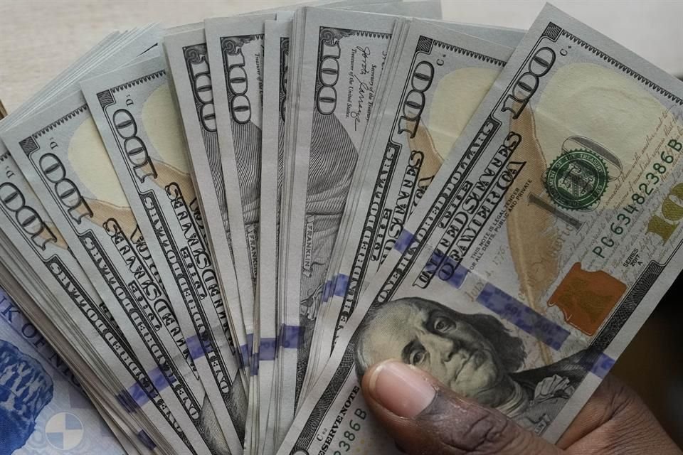 El peso mexicano cotizaba en 19.4178 unidades por dólar, con una apreciación del 0.17 por ciento.