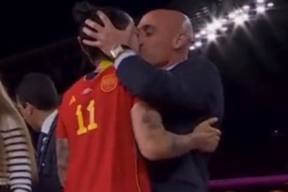 Un juez propuso juzgar al ex presidente de la Federación Española de Futbol, Luis Rubiales, por el beso forzado a Jenni Hermoso.