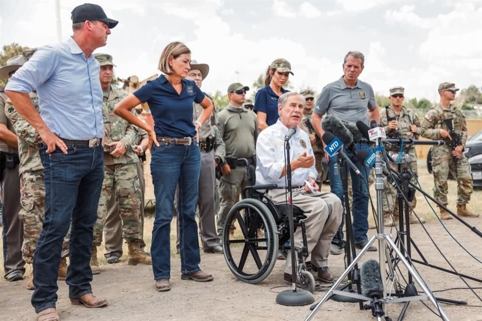 El Gobernador de Texas ofreció una conferencia de prensa en Eagle Pass.