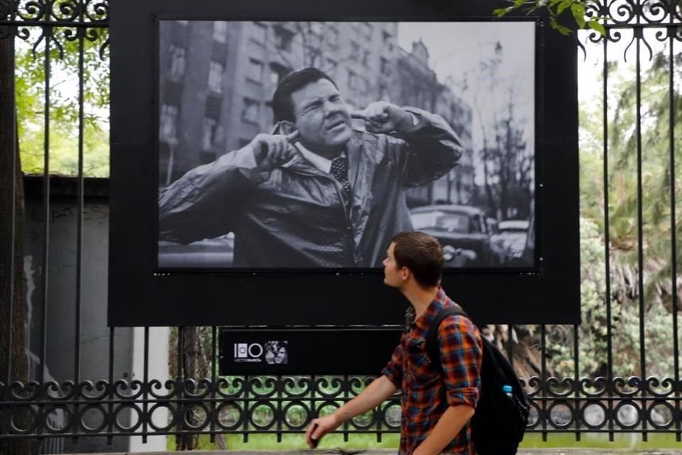 Este miércoles se recuerda el centenario de Héctor García, capturado en esta imagen que forma parte de la muestra 'Ciudadanos'.