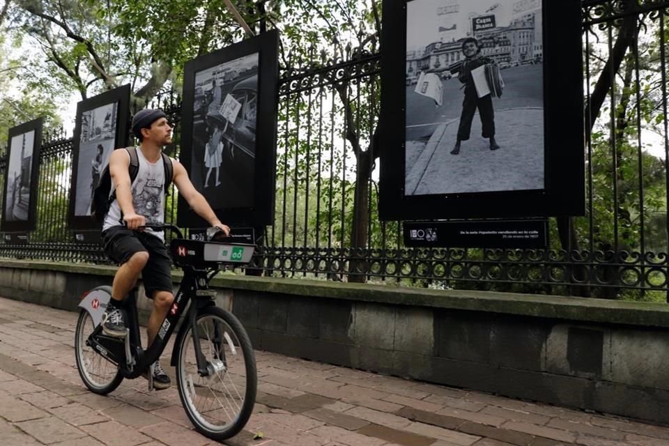 La muestra, expuestas en la Galería Abierta de Las Rejas de Chapultepec, sobre Paseo de la Reforma, busca generar un diálogo entre los transeúntes y los diversos personajes citadinos capturados por García.