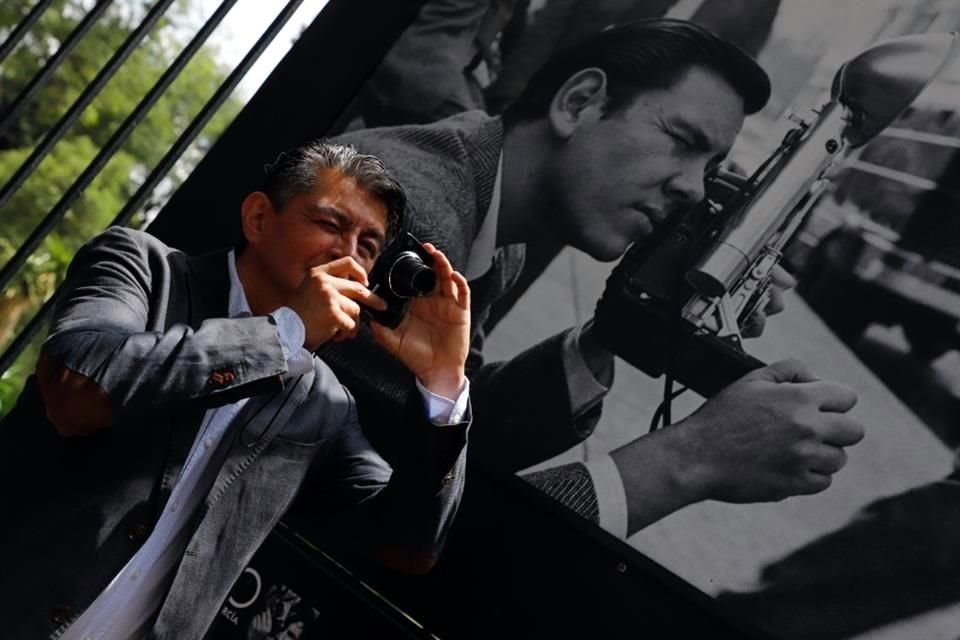 Héctor García hijo, también fotógrafo, inauguró la exposición.