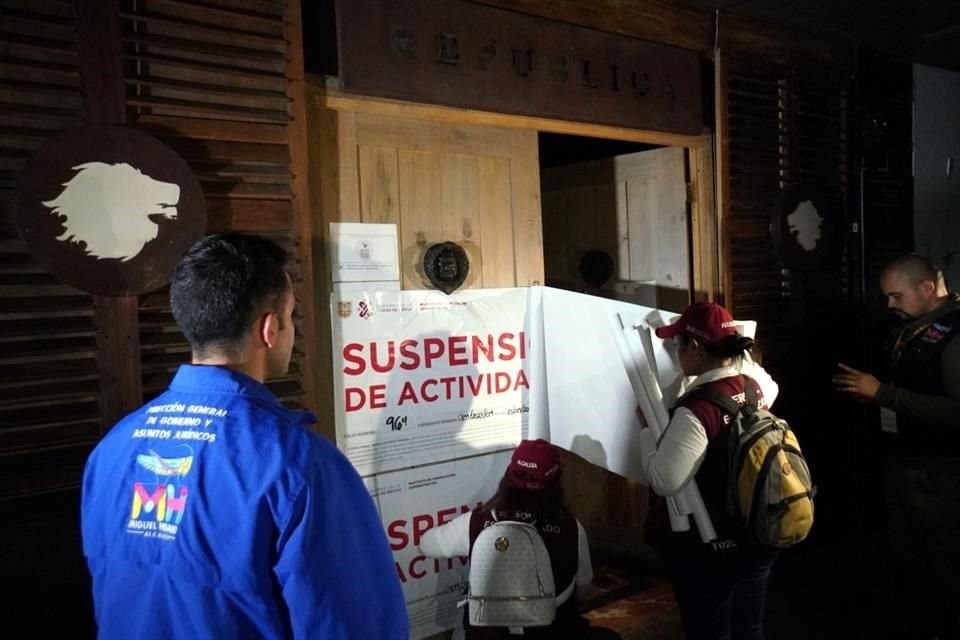 Funcionarios de Miguel Hidalgo colocares sellos de suspensión durante la madrugada.